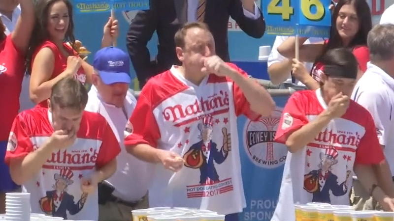 Irrer Rekord: 72 Hotdogs in zehn Minuten! 