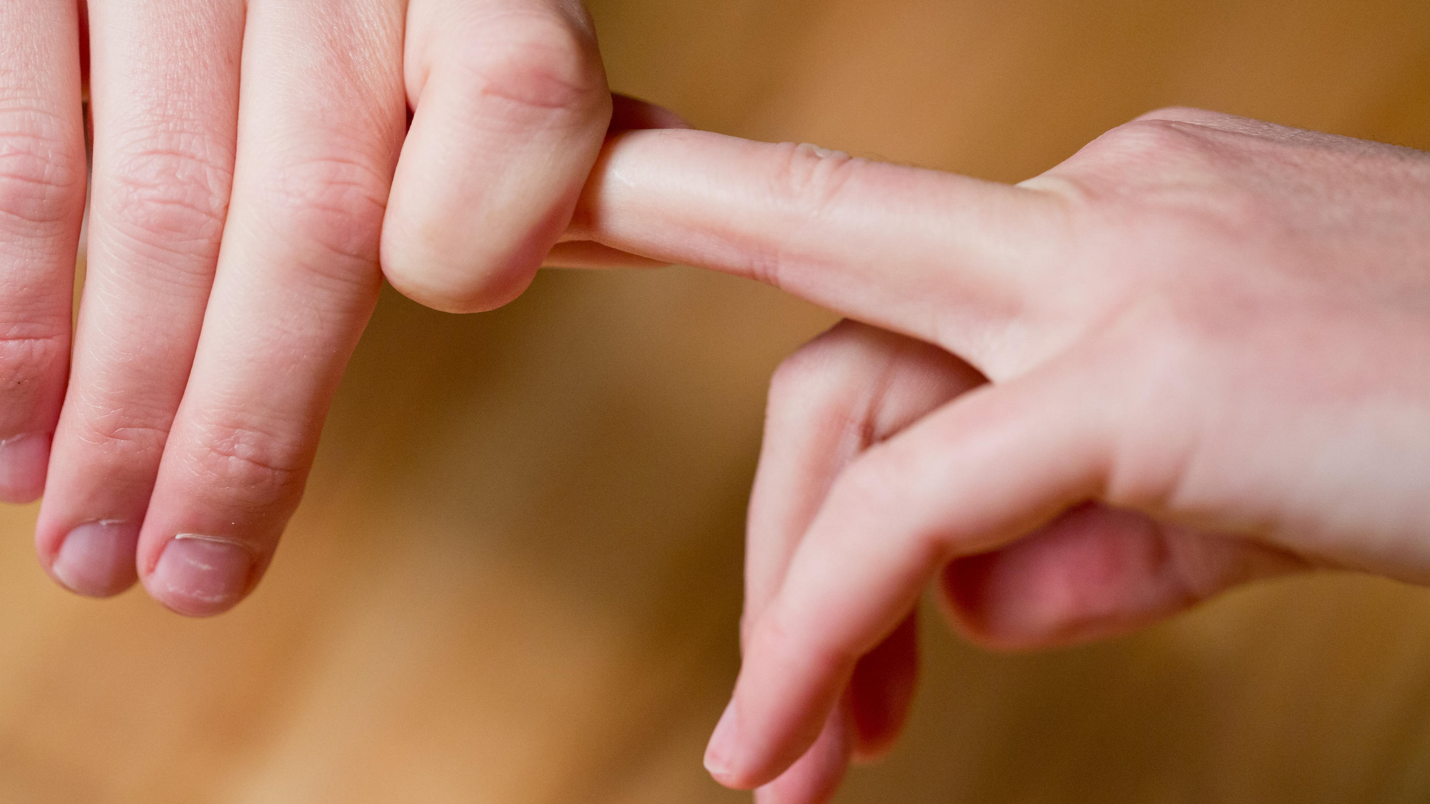 So entsteht das Knack-Geräusch beim Fingerknacken Kanadische Forscher lösen das Rätsel