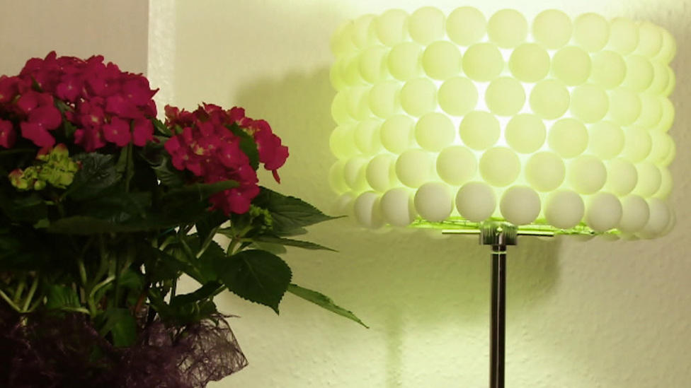 DIY-Lampen einfach selber basteln Lampenschirm mit Tischtennisbällen und Küchensieb-Lampe