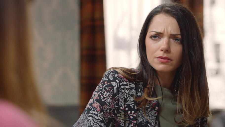 Emily spioniert Laura aus Kann sie ihre Absichten aufdecken?