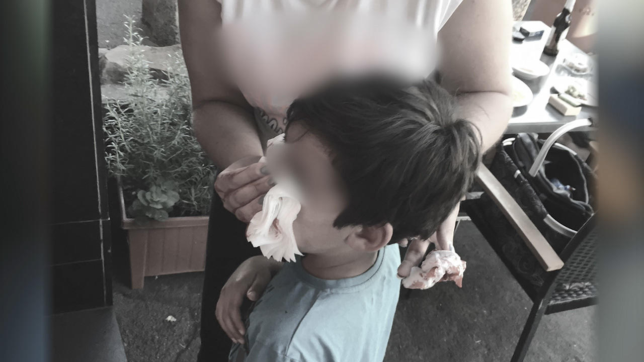 Niemand greift ein: Frau schlägt Kind übel ins Gesicht  Junge blutete aus Mund und Nase