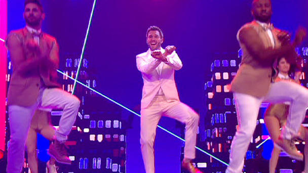 Jochen Schropp im "Gangnam Style" Der Moderator tanzt zu dem Kulthit