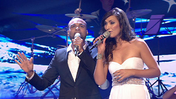 Nica & Joe mit ihrer Version von "Euphoria" Gstauftritt auf der X Factor-Bühne