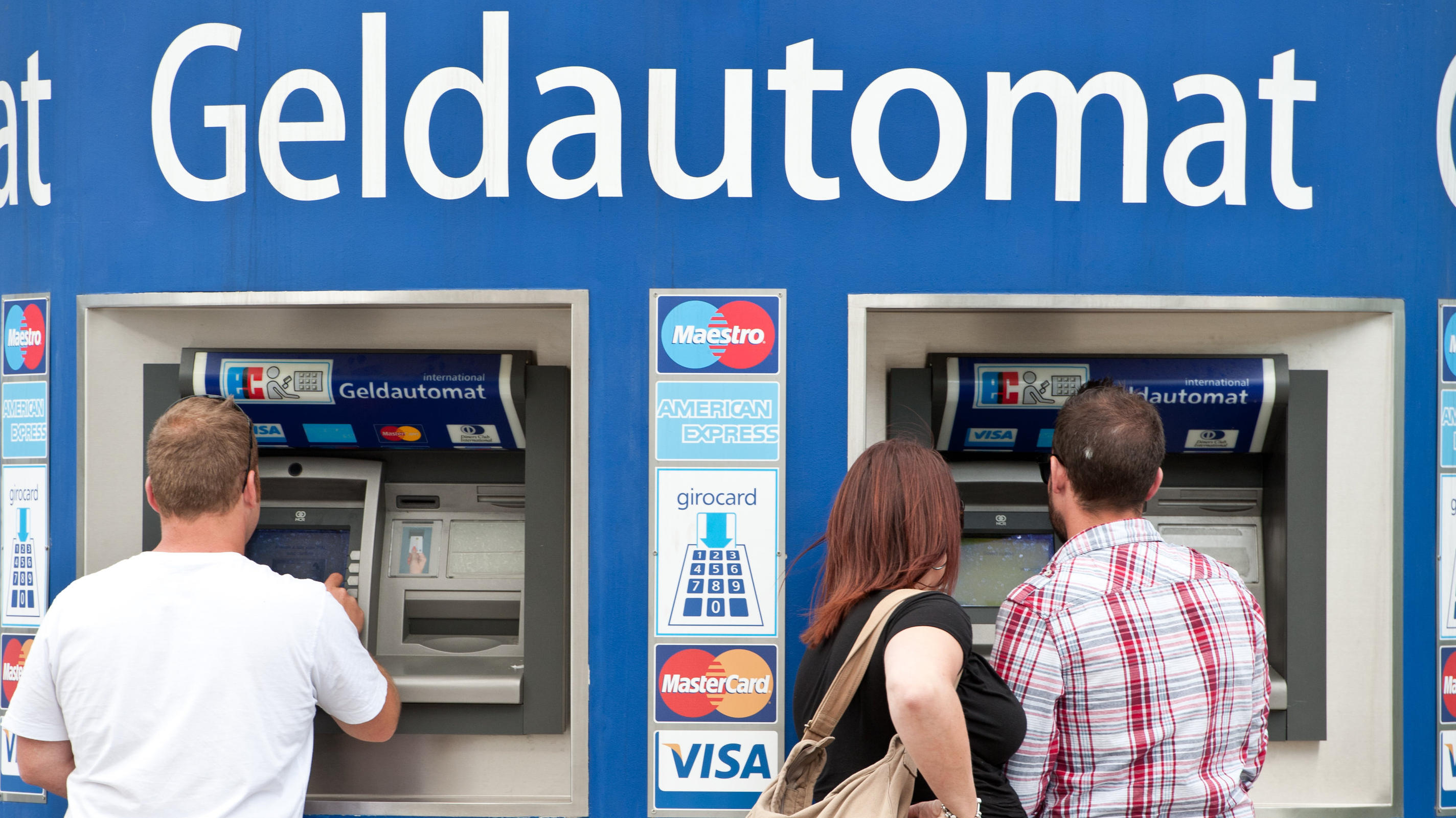 Geldautomaten-Gebühr der Banken sorgt für Ärger Verbraucherschützer klagen gegen Geldautomaten-Gebühr 