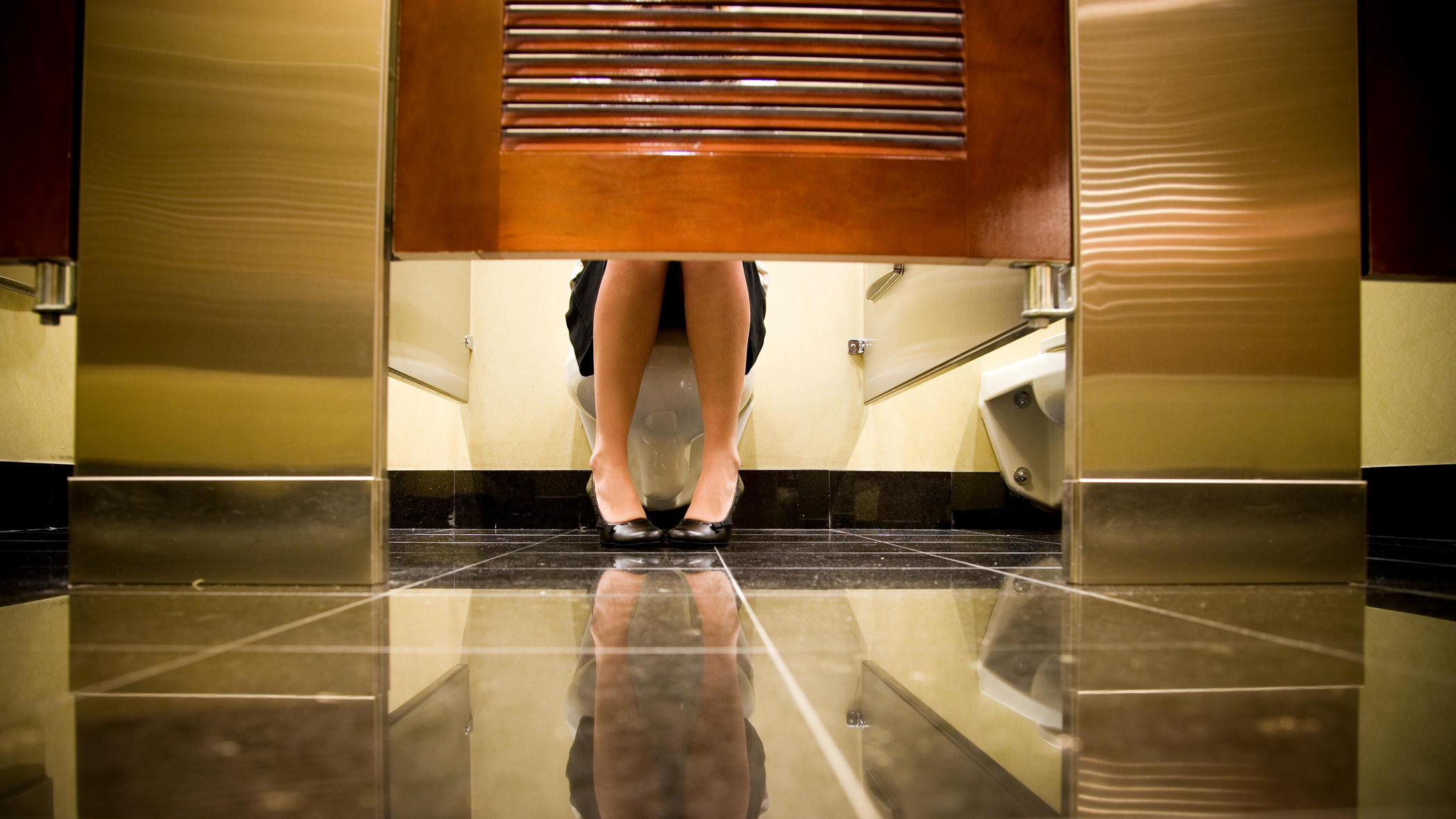 Toiletten mit Klopapier auszulegen, bringt nichts! Gesunde Haut ist nicht anfällig für Infektionen