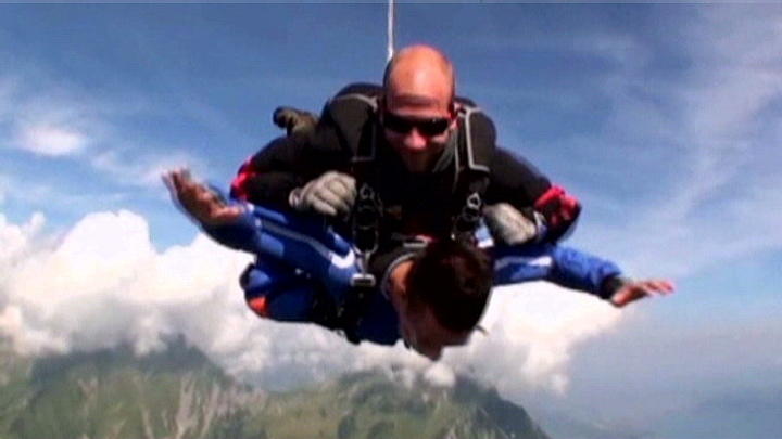 Luca Hänni wagt einen Fallschirmsprung DSDS-Gewinner erfüllt sich einen Traum