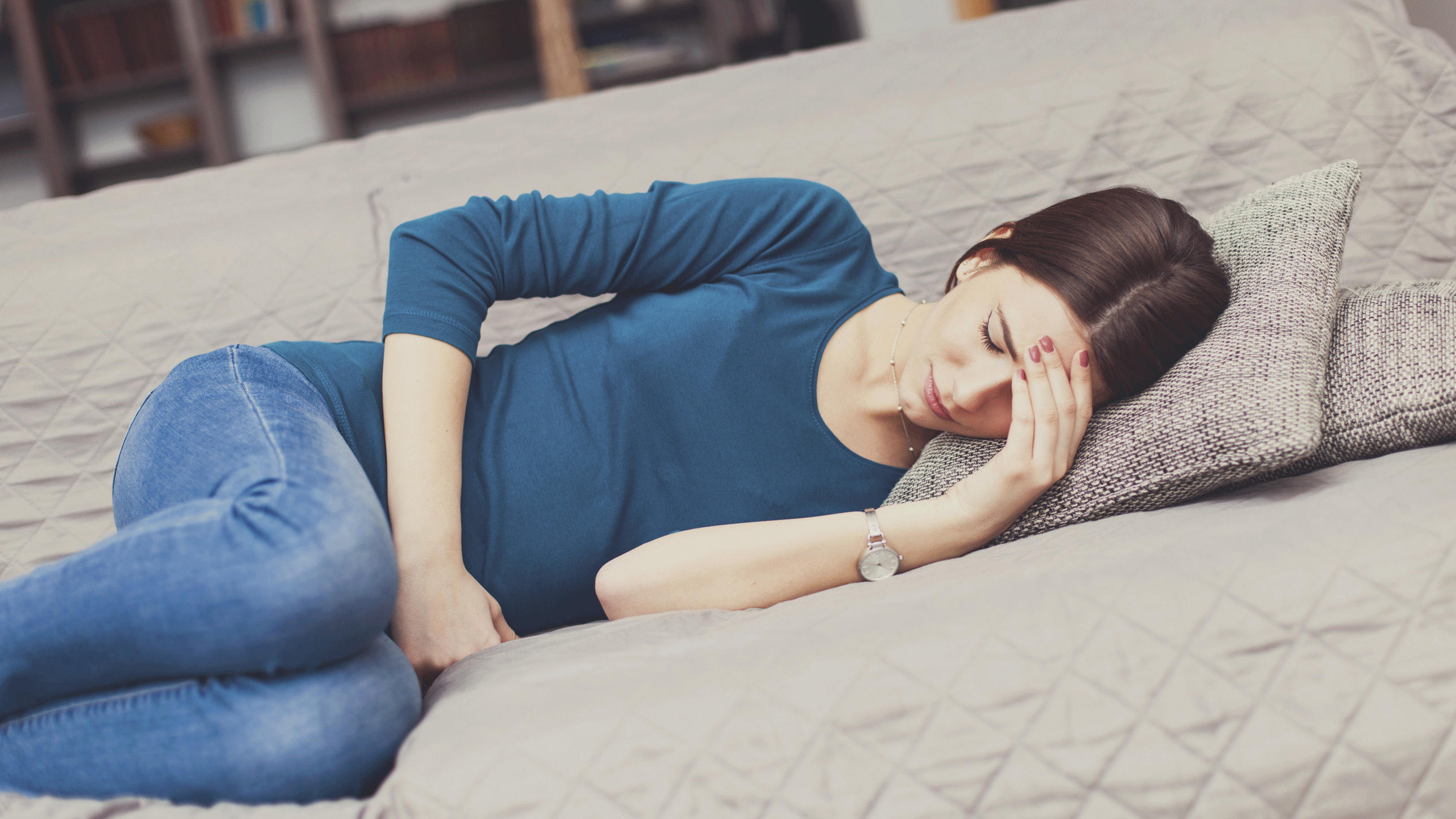 Schmerzfrei schlafen während der Regelblutung Die richtige Schlafposition kann helfen