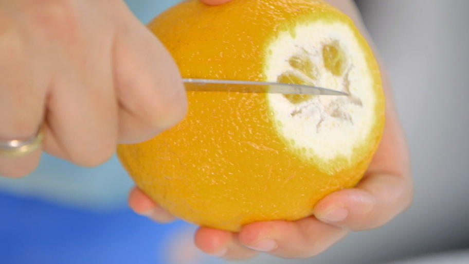 So schälen Sie Orangen ganz ohne Sauerei Mit einem ganz einfachen Trick