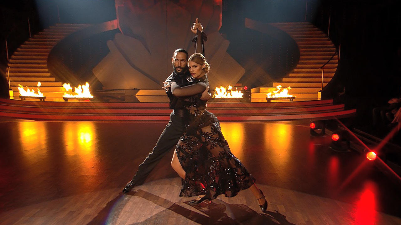Angelina Kirsch und Massimo Sinató zeigen einen Tango Let's Dance 2017: 6. Liveshow