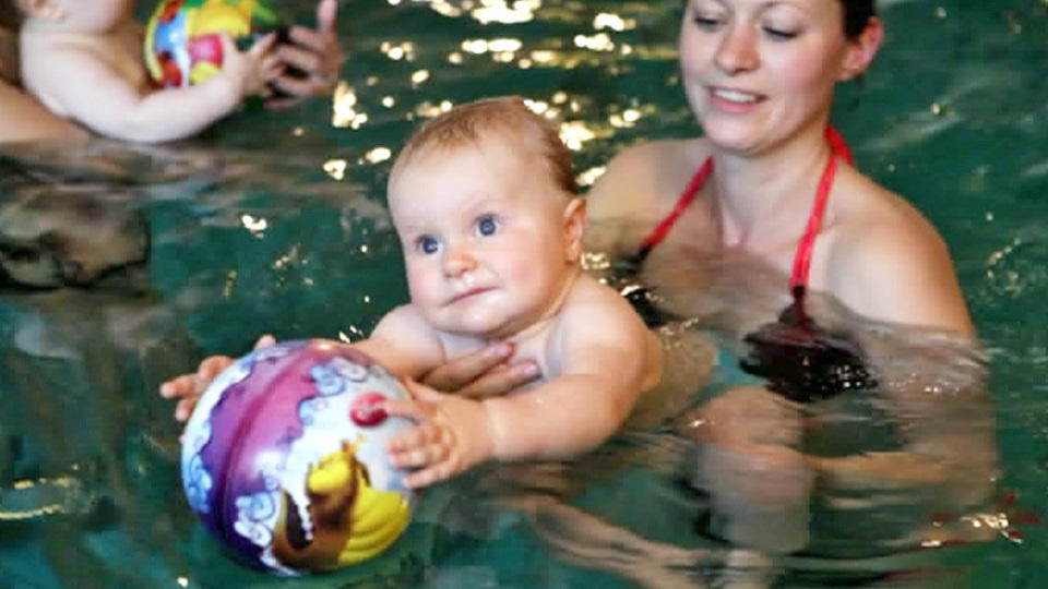 Babyschwimmen: Mehr als nur Plantsch-Spaß? Vor- und Nachteile von Babyschwimmkursen
