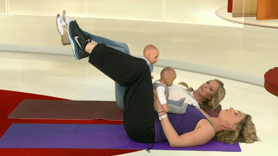 Rückbildungsgymnastik: Schnelle Übungen mit dem Baby Das 'Mama-Workout' bezieht das Kind mit ein