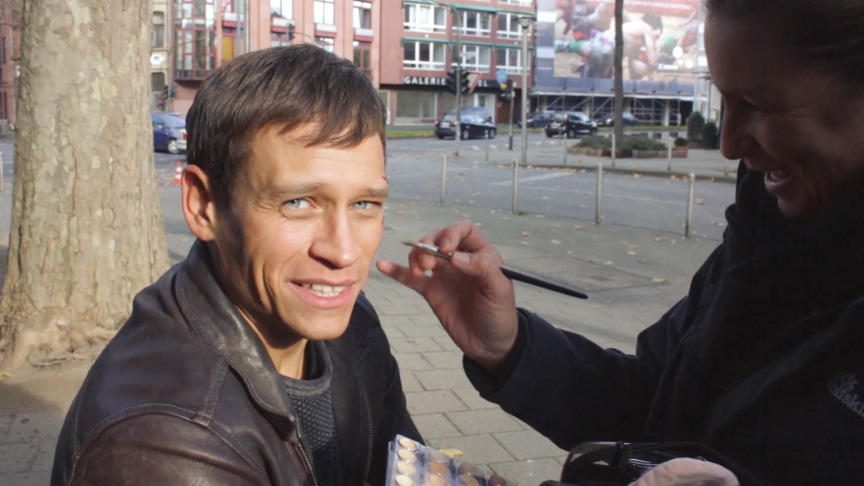Vinzenz Kiefer, der Maskenschreck! Die Visagistin braucht starke Nerven...