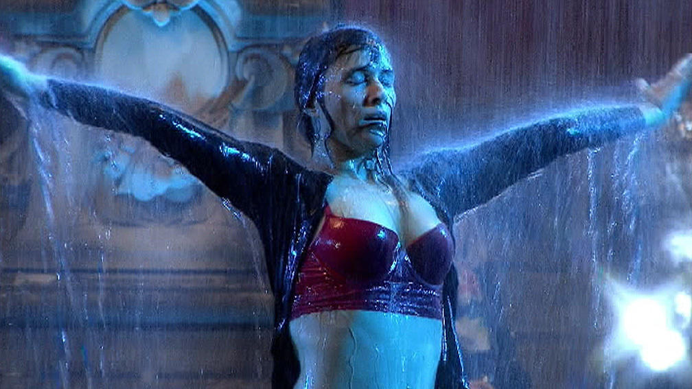 Zita ist "sehr talentiert mit Duschen" So nass war die 8. Show von "Das Supertalent" 2014