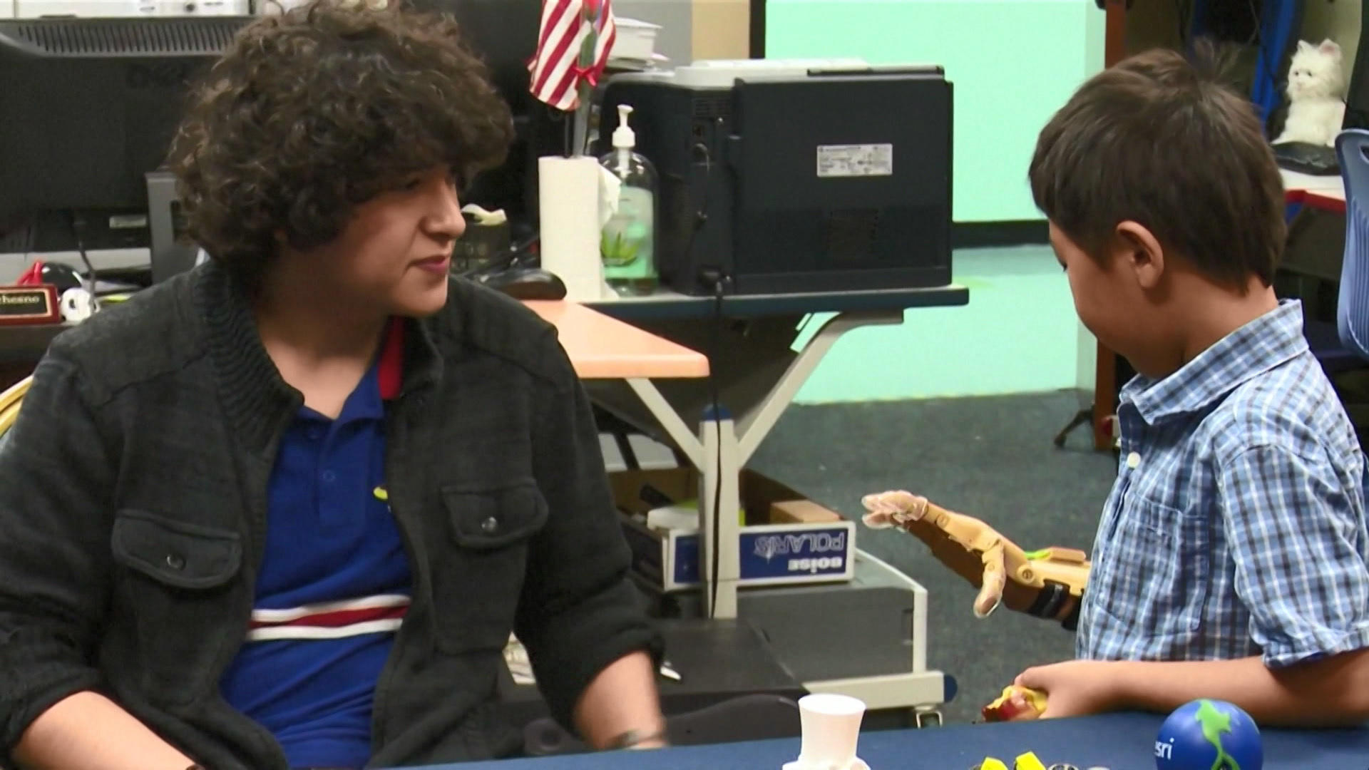 Zack (6) kann zum ersten Mal jemandem die Hand geben Handprothese aus dem 3D-Drucker