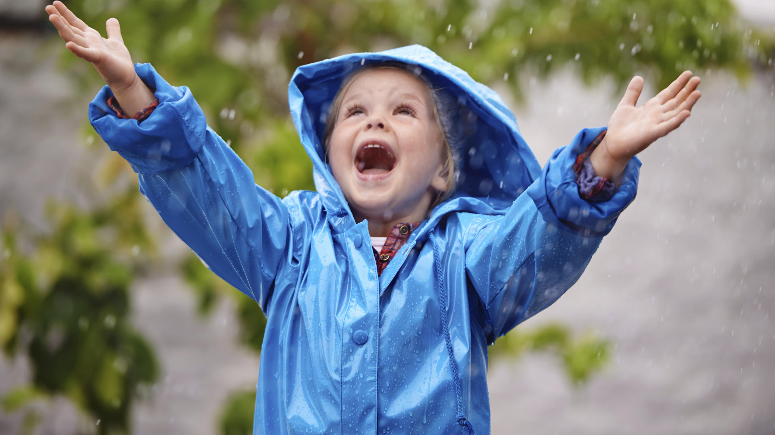 So peppen Sie die Regenjacke Ihres Kindes auf! DIY-Regenjacke mit reflektierendem Namen
