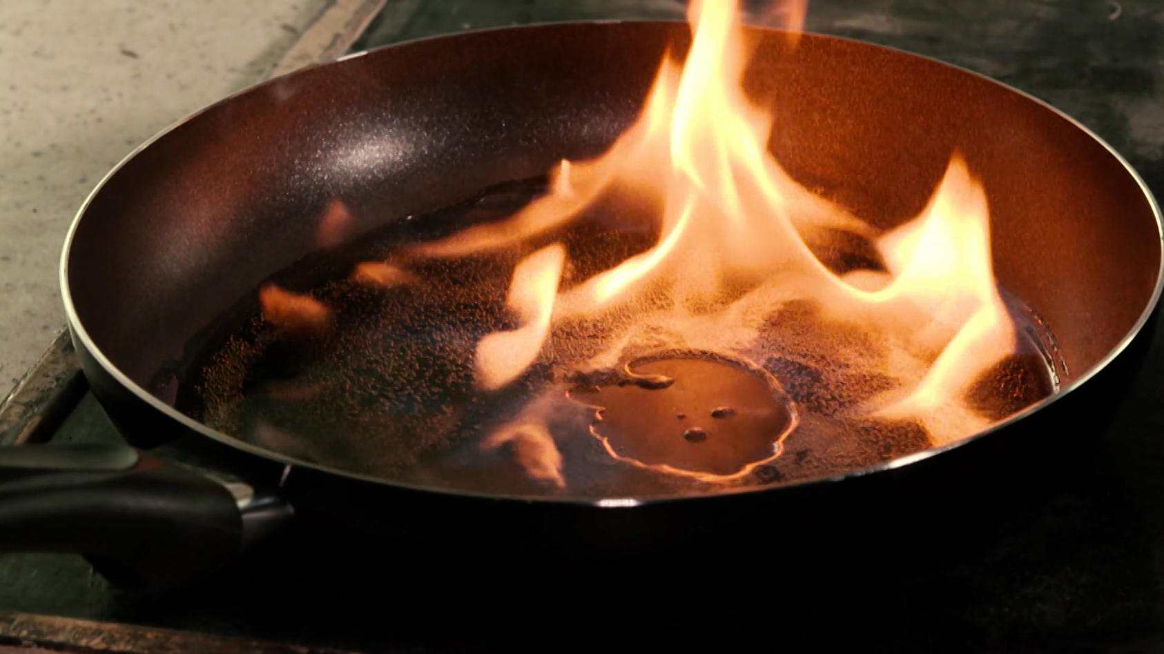 Diese Tipps helfen im Brandfall  Was tun, wenn ein Feuer in der Küche entfacht?