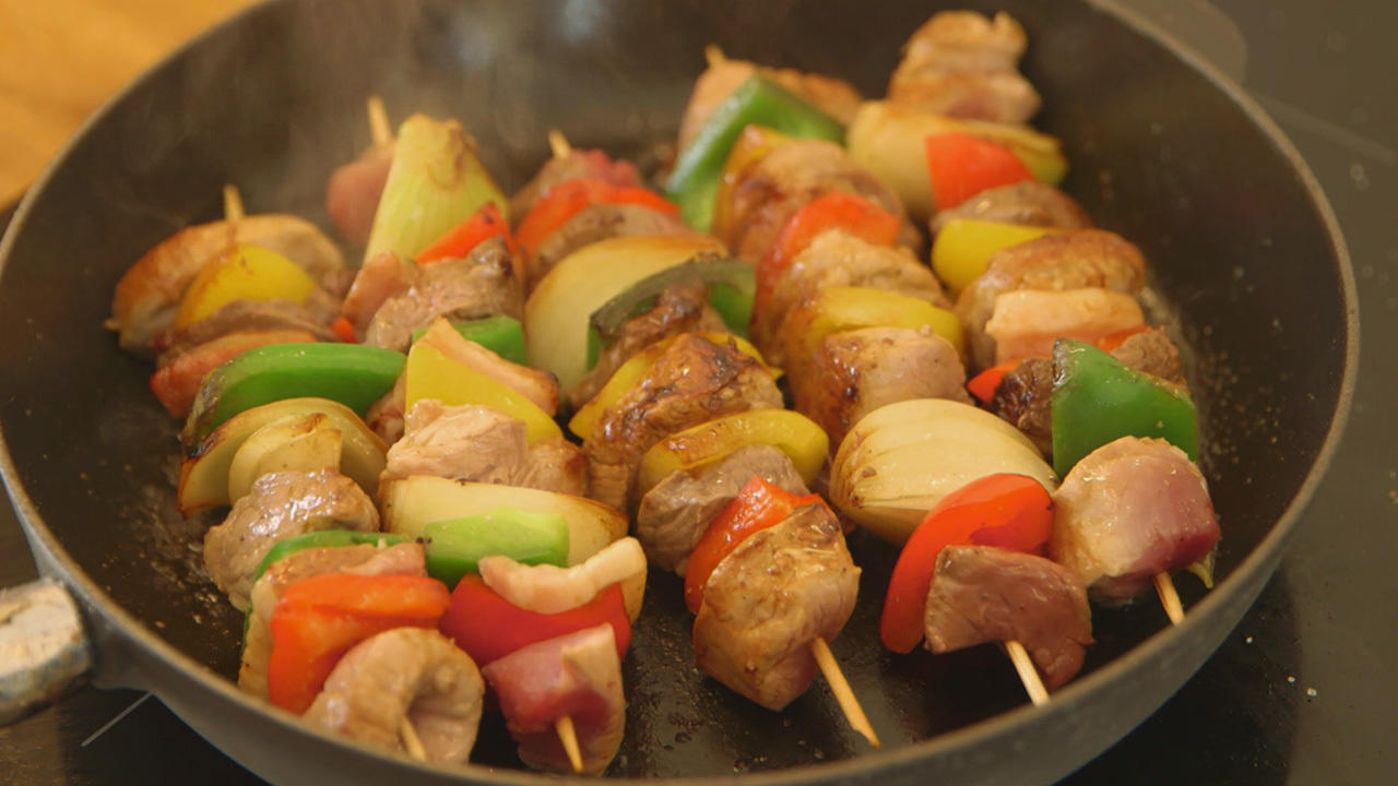 Make your own shashlik skewers with tomato sauce and pepper our favorite dish
