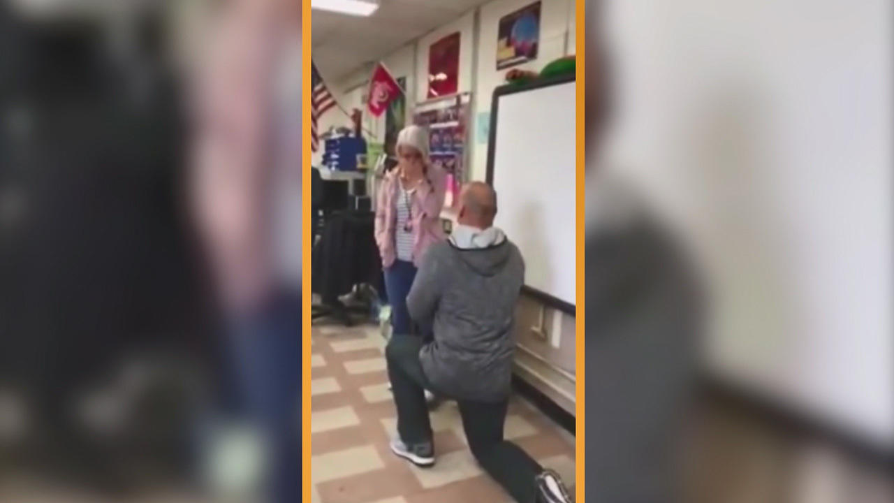 Lehrer macht seiner Kollegin einen Heiratsantrag Süßes Video aus den USA