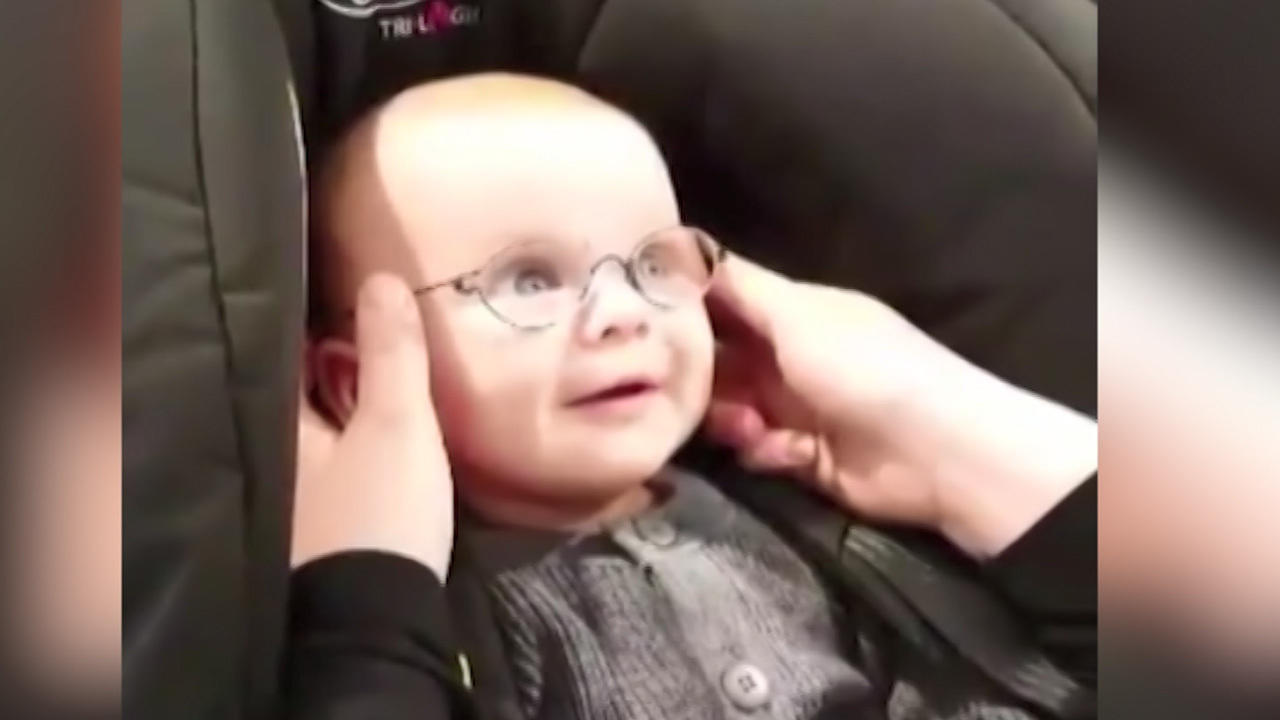 Kleiner Emil sieht seine Mutter zum ersten Mal Dieses Video rührt das Netz 