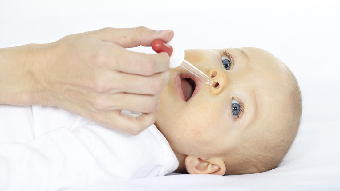 So gefährlich sind Nasentropfen für Babys Arzt warnt: Im schlimmsten Fall droht Koma