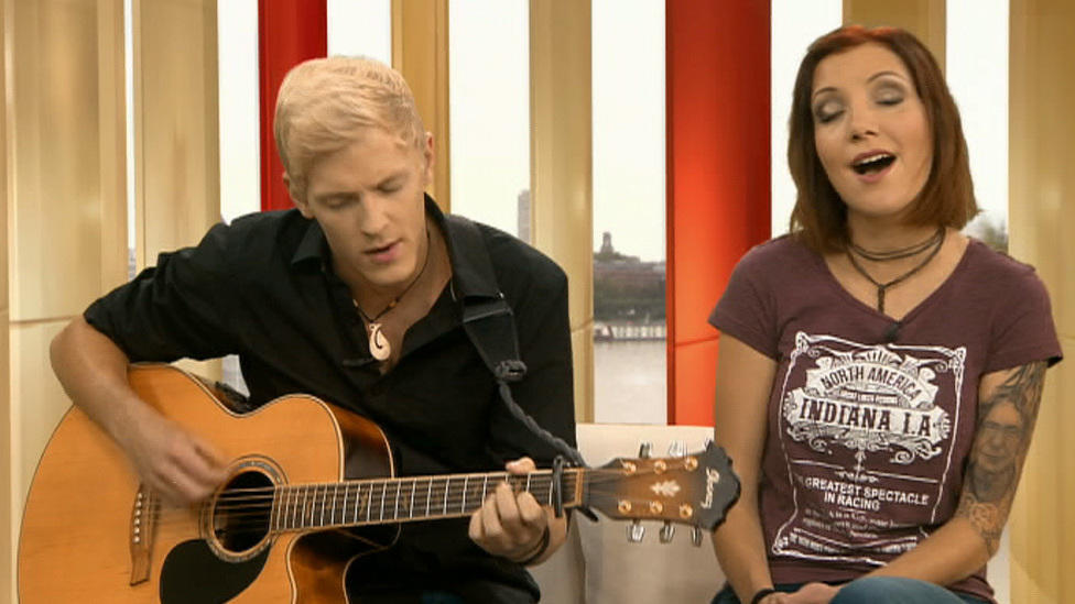 Jessica und Finn singen "Save Tonight" Akustik-Kostprobe der "Rising Star"-Kandidaten
