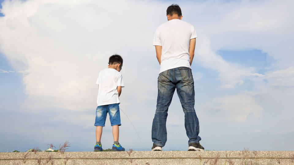 Wildpinkelnde Kids: Was darf mein Kind? Pipipause an Busch und Baum