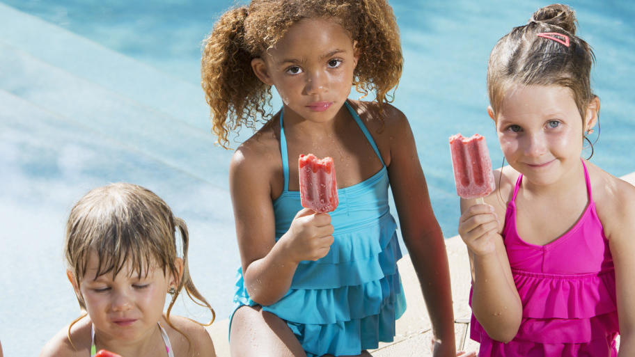 Nach dem Essen nicht gleich baden gehen? Blödsinn! Körper benötigt Energie fürs Schwimmen