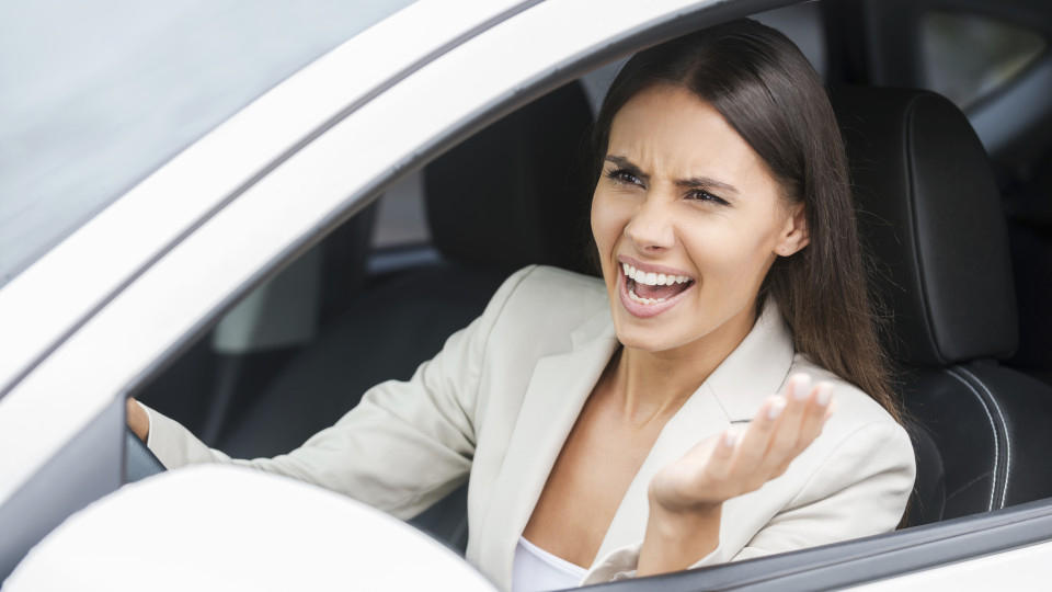 Studie beweist: Frau wird am Steuer immer aggressiver Von wegen ruhigere Autofahrer