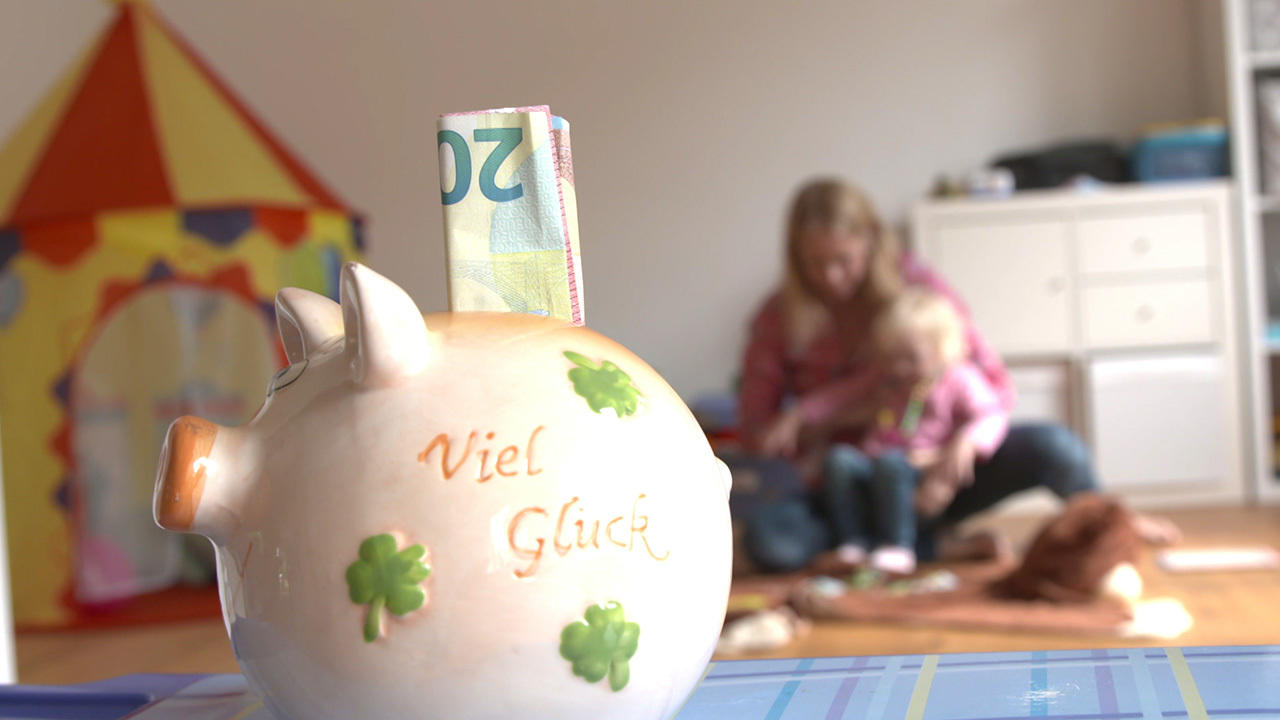 Monatlich kleinen Betrag zurücklegen Kann man so sparen?
