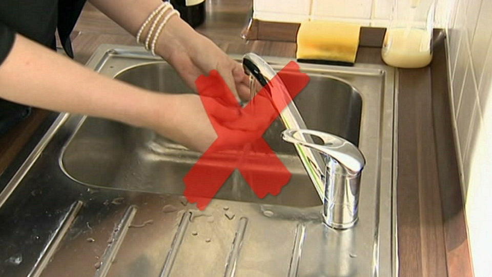 Hähnchen vor dem Kochen bloß nicht waschen! Gefährliche Bakterien