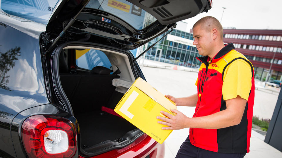 Das eigene Auto als Paketstation DHL liefert Pakete in den Kofferraum