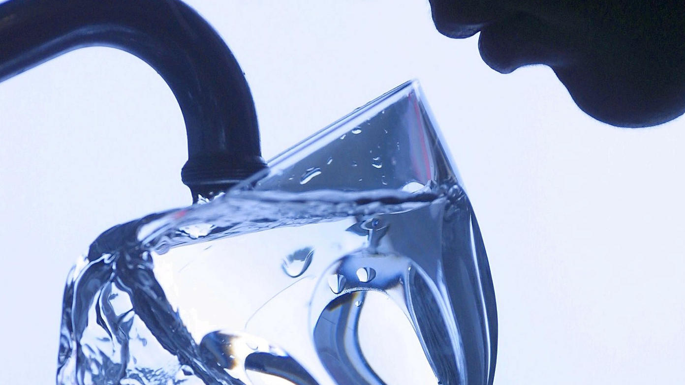 Ist Mineralwasser besser als Leitungswasser? So gut ist Wasser aus dem Hahn