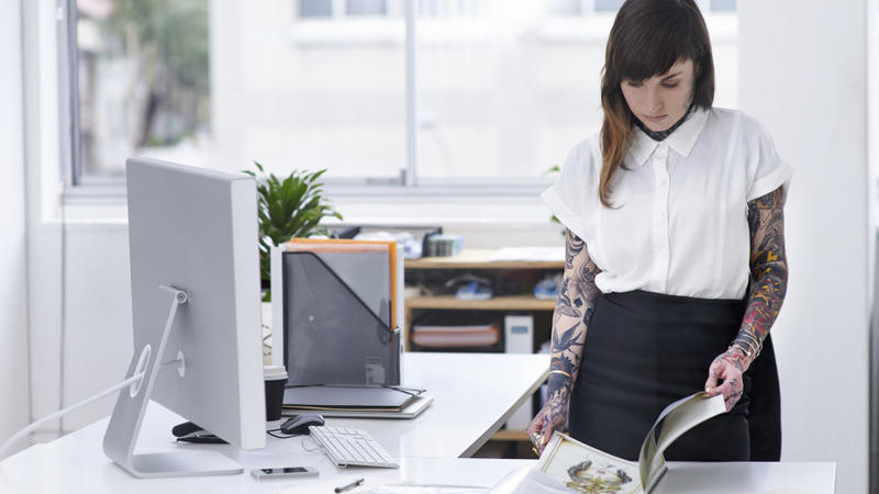 Tattoos am Arbeitsplatz Darf eine Polizistin eine Tätowierung haben?