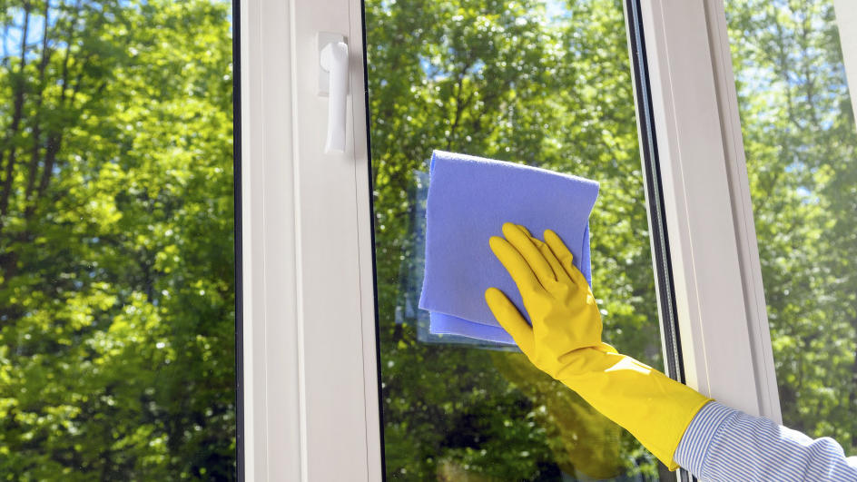 Richitg Fenster putzen: SO geht's Streifenfreies Putzen - auch bei Sonne