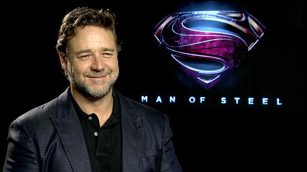 Russell Crowe: Alle Filmbabys haben ihn vollgepieselt Große 'Opfer' für die Superman'-Rolle