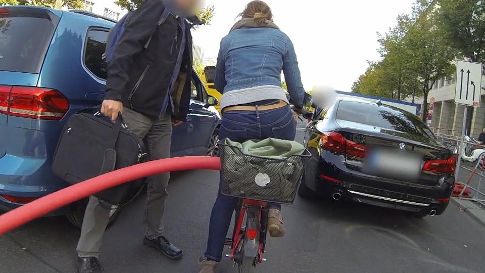 Hilft eine Poolnudel im Straßenverkehr? Wir haben's getestet!