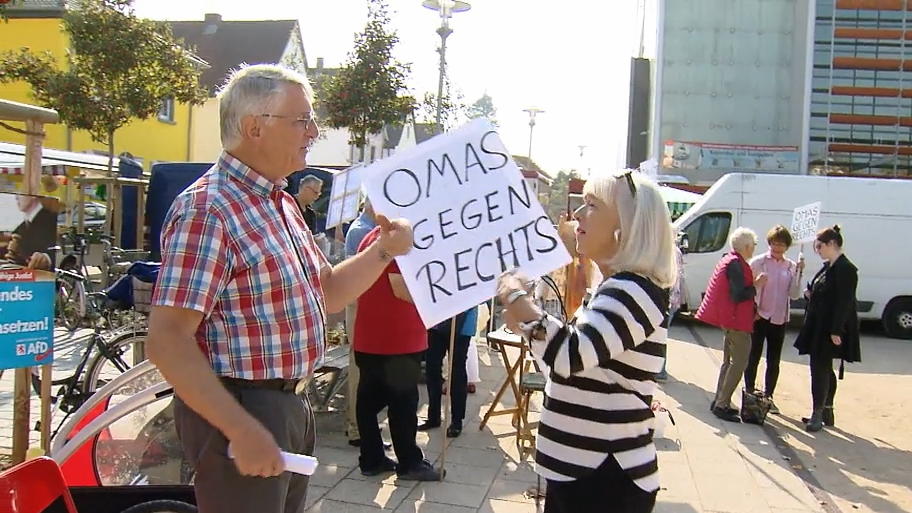 Zeichen gegen Hetze "Omas gegen Rechts" protestieren im hessischen Walldorf