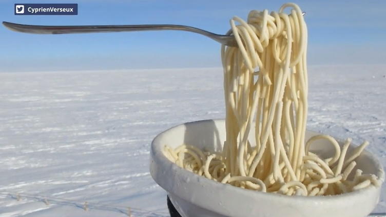 Zauberei auf der Polarstation So sieht es aus, wenn man bei -84 Grad kocht
