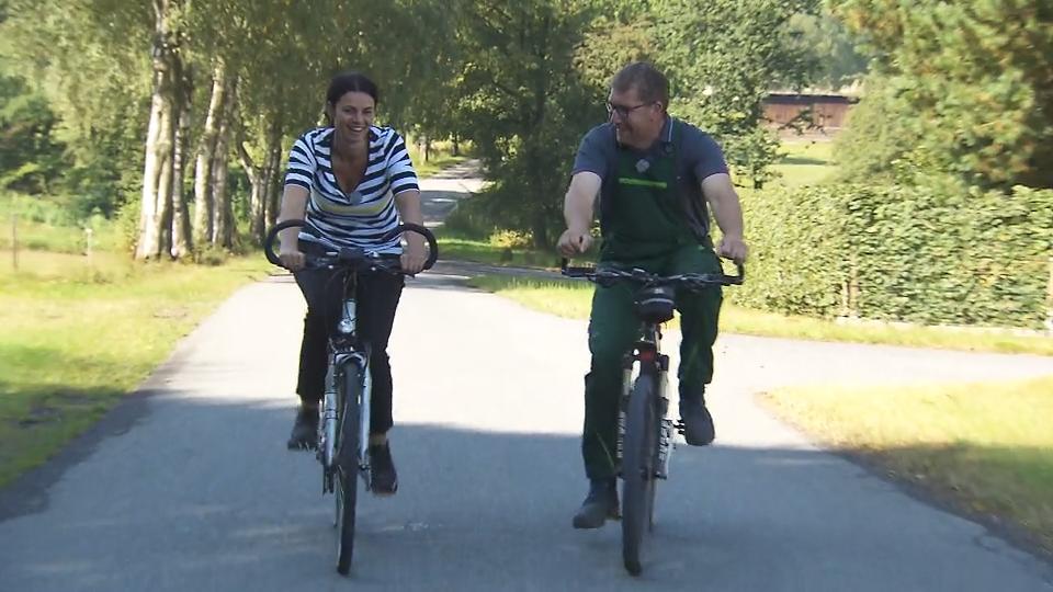 Dirk überrascht seine Lena Fahrradtour durchs Sauerland