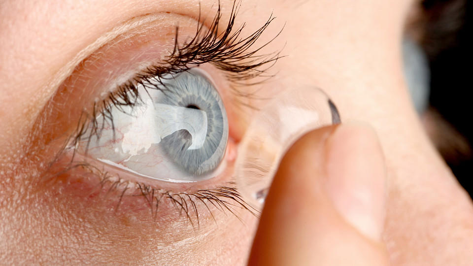 Das sollten Sie als Kontaktlinsenträger vermeiden Falscher Umgang mit Kontaktlinsen