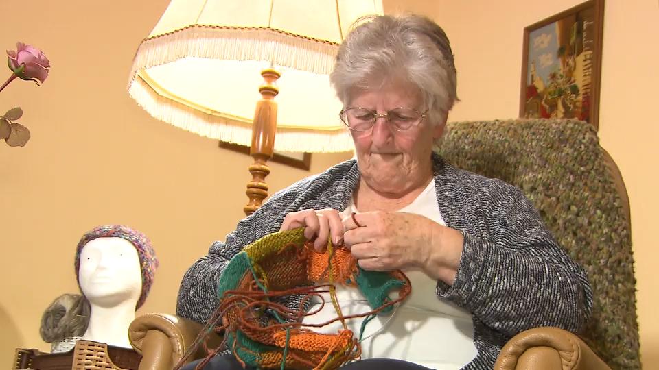 Oma Rosa strickt für Obdachlose Über 100 Mützen und Handschuhe