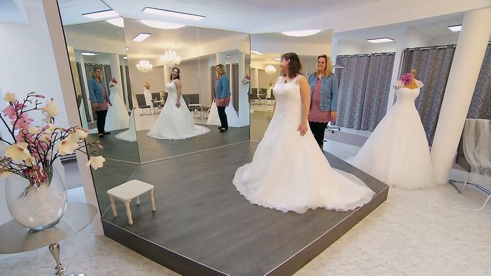 Nadine probiert ihr Brautkleid an Hochzeits-Shopping mit der Freundin