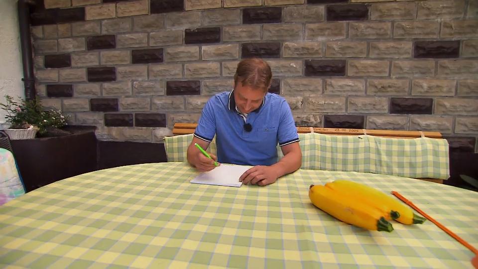 Benny schreibt sein Eheversprechen auf Liebevolle Worte an die Braut Nadine