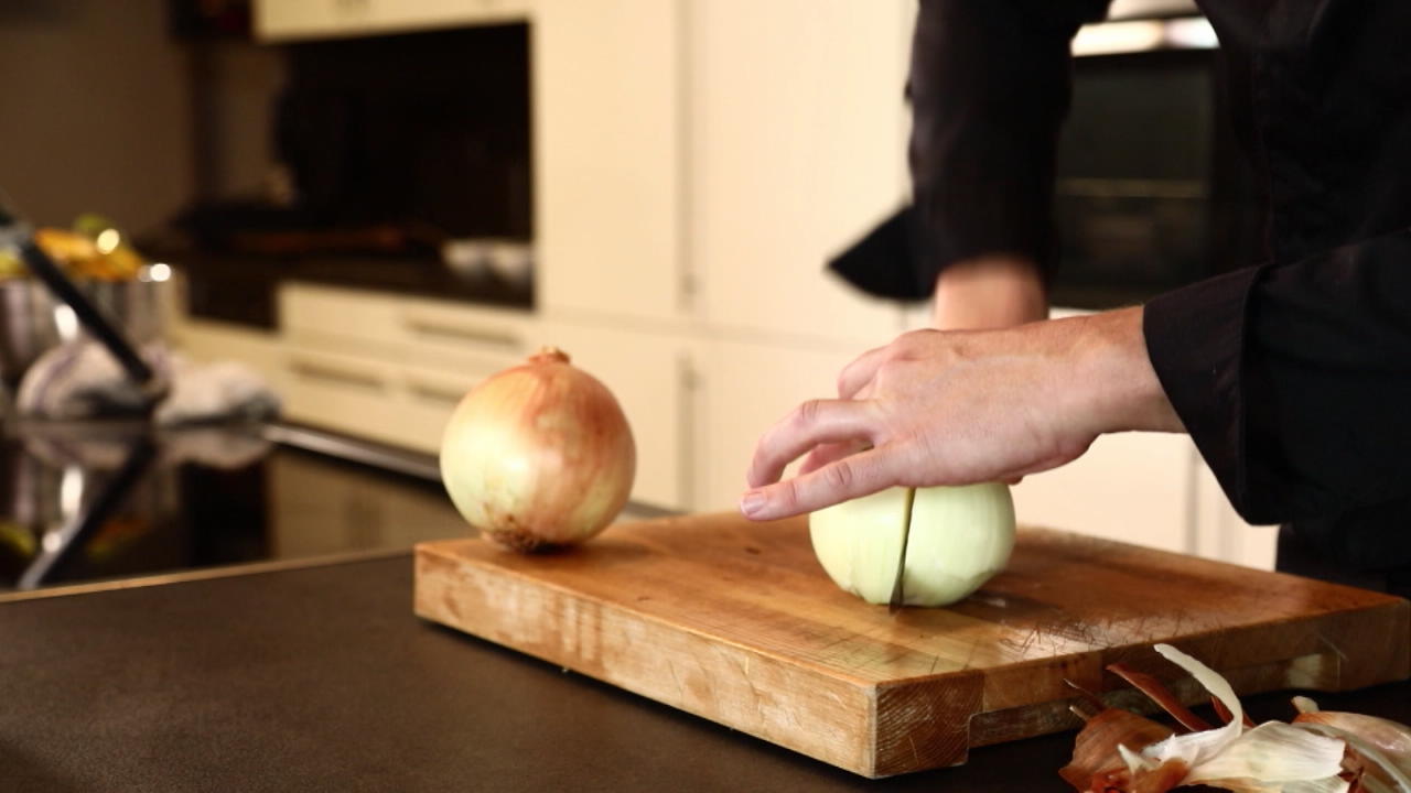 Zwiebeln schneiden richtig leicht gemacht! Klaus Veltens Food-Hack