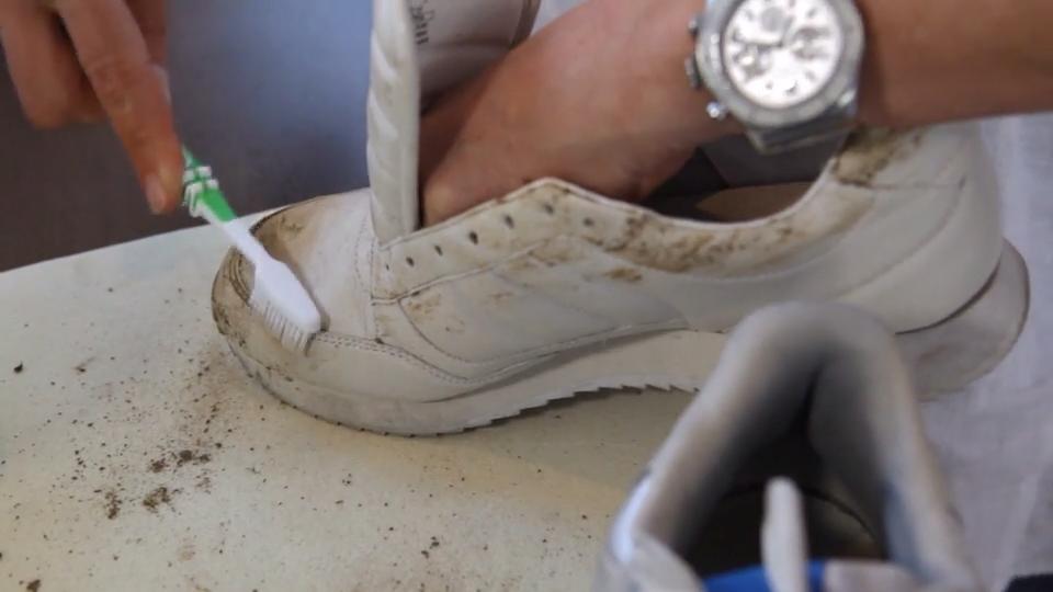 So werden weiße Sneakers wieder richtig sauber Hacks von Profi Gisela