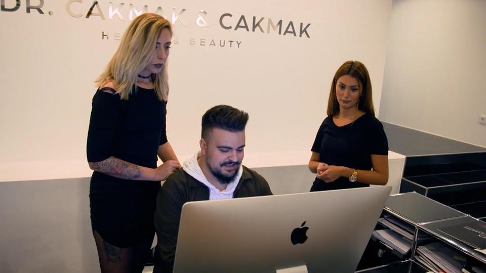 Mitarbeiter auf der Suche nach Geschenken Beauty-Zwillinge haben bald Geburtstag