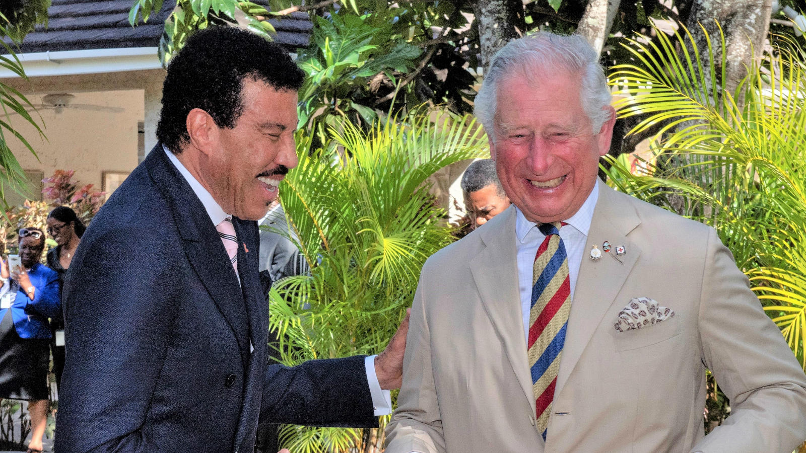 Lionel Richie & Prinz Charles lachen sich schlapp Royale Bromance: