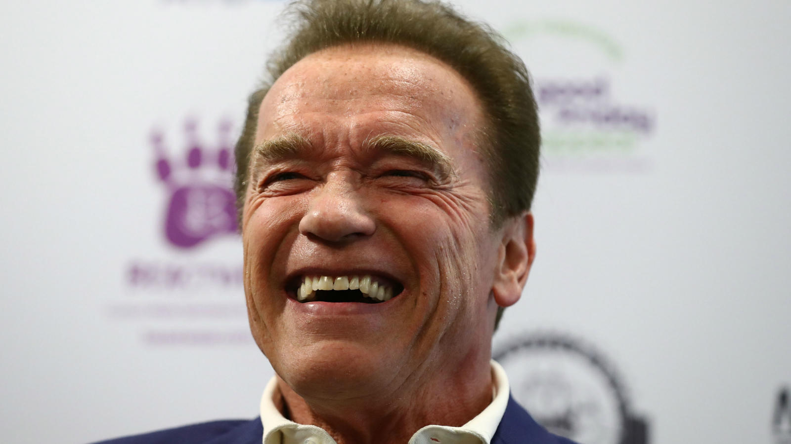Arnold Schwarzenegger scheucht sein Pony durch den Garten Putziges Ritual