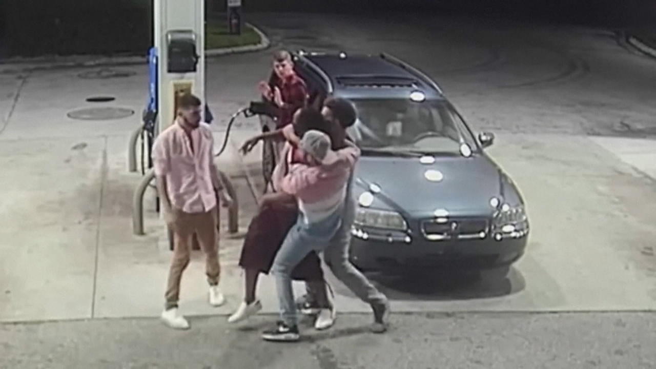 Schießerei an Tankstelle verhindert Vier Männer jagen Räuber in die Flucht