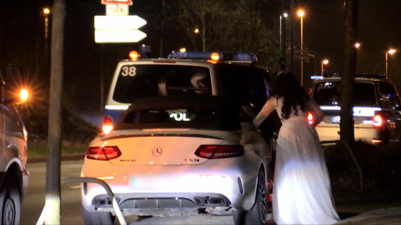 Illegales Autorennen: Polizei stoppt wieder Hochzeitsgesellschaft Wilder Autokorso
